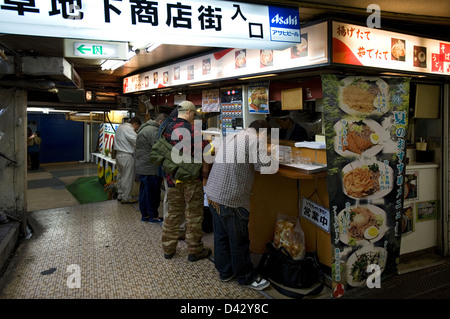 Patroni avente un pasto veloce in un stand-up eatery in metropolitana le gallerie al di sotto di Ueno il treno dalla stazione di Tokyo. Foto Stock