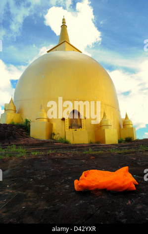 La pagoda dorata in sunnyday sul Phu Lanka Thailandia. Foto Stock