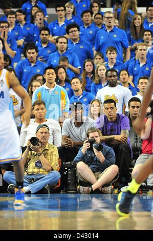 2 marzo 2013: L a R Los Angeles Clippers Blake Griffin, Billups Elena e Matt Barnes guardare durante il NCAA pallacanestro tra l'Arizona Wildcats e la UCLA Bruins a Pauley Pavillion a Westwood, California Giovanni verde/CSM Foto Stock