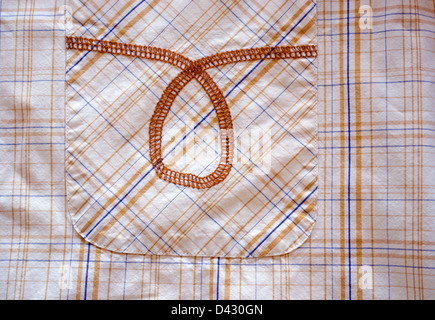 Tessuto della camicia e tasca con anello ornamento closeup. linee e texture di sfondo astratto. Foto Stock