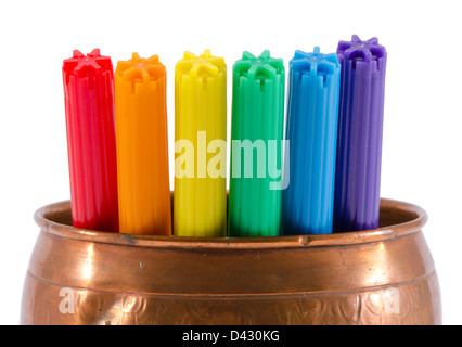 Vista dettagliata del colore gay pennarelli nel recipiente di rame isolato su sfondo bianco Foto Stock