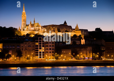 La città di fiume vista di Budapest alla sera in Ungheria con illuminato la Chiesa di Matthias sulla Collina di Buda. Foto Stock