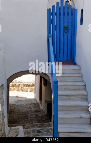 Naxos. Le Cicladi. La Grecia. Uno stretto vicolo lastricato nel quartiere storico della città di Naxos (Chora). Foto Stock