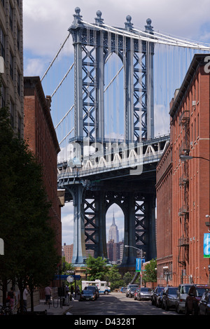 Manhattan Bridge e Empire State Building visto da Brooklyn, New York City, Stati Uniti d'America Foto Stock