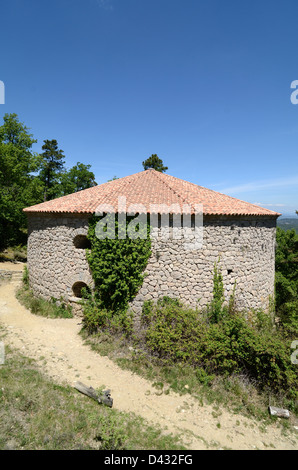 Circolare casa di ghiaccio o Round ghiacciaia La Glacière de Pivaut Massiccio de Sainte-Baume Mazaugues Var Provence Francia Foto Stock