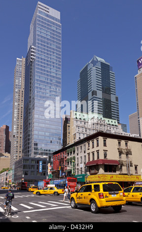 Grattacieli e taxi, Manhattan, New York Foto Stock