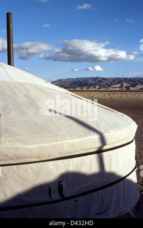 Sunrise a ger (yurt) camp a dune di sabbia di Khongoryn Els nel deserto del Gobi Gurvansaikhan del Parco Nazionale in Mongolia. Foto Stock