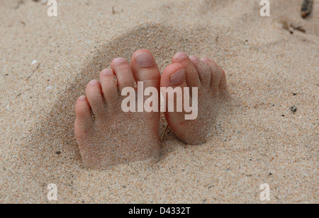 Santa Margherita di Pula, Italia, piedi sepolto nella sabbia Foto Stock