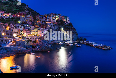 Una vista di Manarola, uno dei cinque borghi delle Cinque Terre dell'Italia costa mediterranea Foto Stock