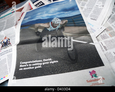 Il Paralympic medaglia d'oro David Weir e sponsor Sainsbury's annuncio in un giornale broadsheet Londra Inghilterra REGNO UNITO Foto Stock