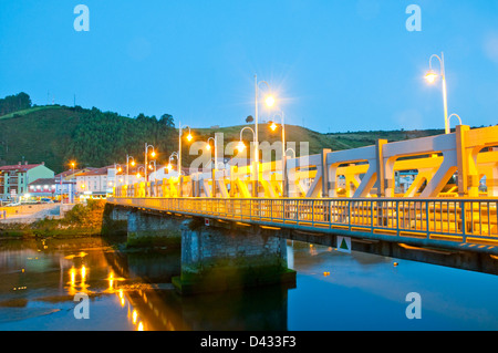 Ponte sul Fiume Deva, Vista notte. Bustio, Asturias, Spagna. Foto Stock