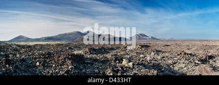 Panorama compresi i giovani (1730) cono della Caldera de los Cuervos e alcuni vecchi centri vulcanici a Lanzarote Foto Stock