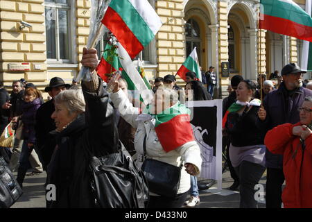 Sofia, Bulgaria; 03/03/2012. I manifestanti sventolano le bandiere bulgara, gridando 'mafia, Mafia" durante una marcia di protesta. Foto Stock