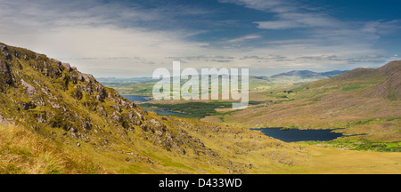 Panorama guardando ad ovest su Lough Currane e Waterville da aquile Hill, Iveragh Peninsula, nella contea di Kerry, Irlanda Foto Stock