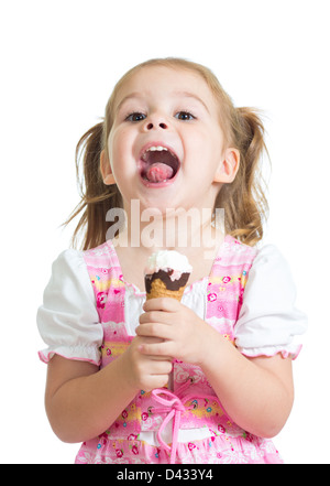 Capretto felice ragazza a mangiare il gelato in studio isolato Foto Stock