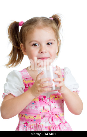 Kid ragazza bere yogurt o kefir su bianco Foto Stock