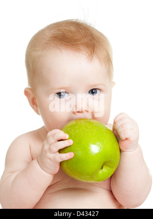 Baby boy holding e mangiare mela verde, isolato su bianco Foto Stock