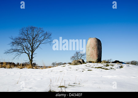 Antico luogo di sepoltura contrassegnati con un famoso runestone a Karlevi sull'isola di Öland nel mar Baltico. Foto Stock