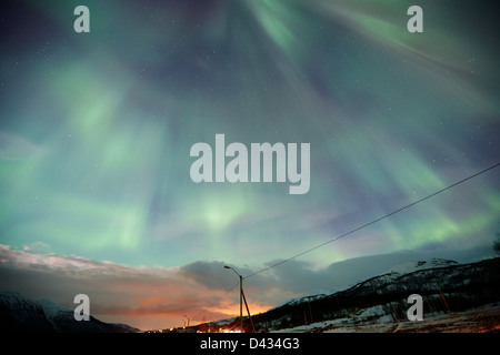 Il rosso e il verde della corona di luci del nord aurora boreale nei pressi di Tromso in Norvegia del nord europa Foto Stock