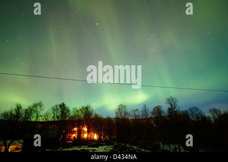 Casa rurale con pieno cielo baldacchino di Northern lights aurora boreale nei pressi di Tromso in Norvegia del nord europa Foto Stock