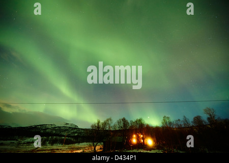 Casa rurale con pieno cielo baldacchino di Northern lights aurora boreale nei pressi di Tromso in Norvegia del nord europa Foto Stock