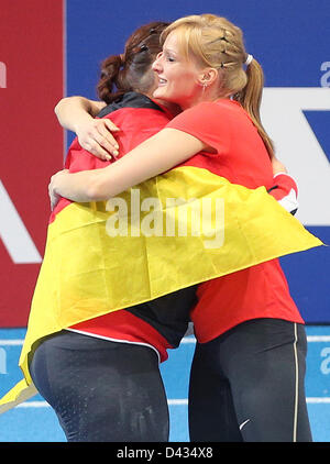 La Germania Christina Schwanitz celebra la sua vittoria in campo femminile colpo messo finale con il suo connazionale, triple ponticello Jenny Elba (r), durante la IAAF Europeo di Atletica Leggera Indoor Championships 2013 nella Scandinavium Arena di Göteborg, Svezia, 3 marzo 2013. Schwanitz ha vinto la medaglia d'oro. Foto: Christian Charisius/dpa +++(c) dpa - Bildfunk+++ Foto Stock