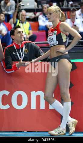 La Germania Jenny Elba sorge accanto al suo fidanzato Matthias Haverney (l), atleta tedesca di salto in alto team, dopo il suo ultimo tentativo in donne salto triplo concorrenza durante la IAAF Europeo di Atletica Leggera Indoor Championships 2013 alla Scandinavium Arena di Göteborg, Svezia, 3 marzo 2013. Foto: Christian Charisius/dpa +++(c) dpa - Bildfunk+++ Foto Stock