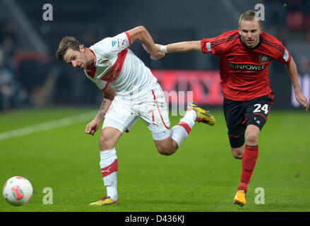 Leverkusen's Michal Kadlec (R) il sistema VIES per la palla con Stuttgart, Martin Harnik durante la Bundesliga partita di calcio tra Bayer 04 Leverkusen e VfB Stoccarda al BayArena a Leverkusen, Germania, 02 marzo 2013. Foto: Federico Gambarini Foto Stock