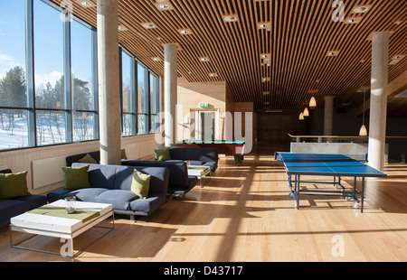 Primo piano con il biliardo, il tennis da tavolo e area lounge a Geilo Kulturkyrkje in Geilo, Hallingdal, Norvegia Foto Stock