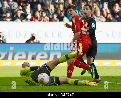 Monaco di Baviera è Mario Gomez (C) punteggi 1-0 gol contro Hoffenheim il goalie Heurelho Gomes (L) durante la Bundesliga tedesca partita di calcio tra TSG 1899 Hoffenheim e FC Bayern Monaco di Baviera a Rhein-Neckar-Arena a Sinsheim, Germania, 03 marzo 2013. Foto: DANIEL MAURER (ATTENZIONE: embargo condizioni! Il DFL permette l'ulteriore utilizzazione di fino a 15 foto (solo n. sequntial immagini o video-simili serie di foto consentito) via internet e media on line durante il match (compreso il tempo di emisaturazione), adottate dall'interno dello stadio e/o prima di iniziare la partita. Il DFL permette la unrestri Foto Stock