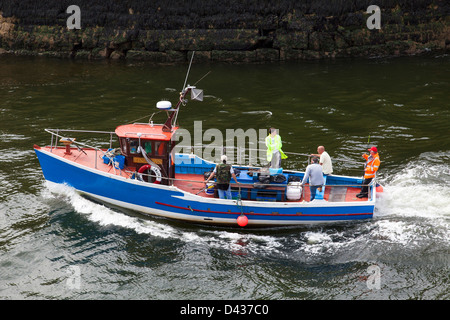 Una barca da pesca di lasciare il porto di Whitby, North Yorkshire, Inghilterra, Regno Unito. Foto Stock