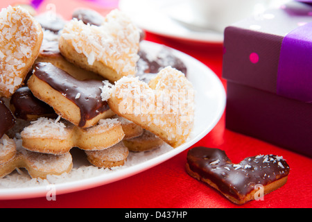 Regalo di dolci, biscotti a forma di cuore, primo piano Foto Stock