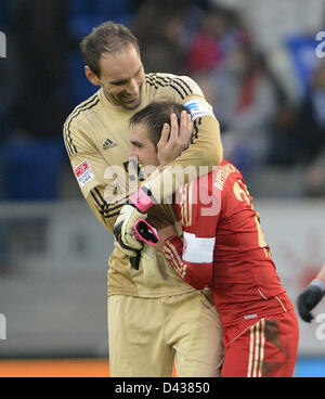 Monaco di Baviera è il portiere Tom Starke (L) abbraccia il team mate Philipp Lahm dopo la Bundesliga tedesca partita di calcio tra TSG 1899 Hoffenheim e FC Bayern Monaco di Baviera a Rhein-Neckar-Arena a Sinsheim, Germania, 03 marzo 2013. Foto: DANIEL MAURER (ATTENZIONE: embargo condizioni! Il DFL permette l'ulteriore utilizzazione di fino a 15 foto (solo n. sequntial immagini o video-simili serie di foto consentito) via internet e media on line durante il match (compreso il tempo di emisaturazione), adottate dall'interno dello stadio e/o prima di iniziare la partita. Il DFL permette la trasmissione senza restrizioni di digitis Foto Stock