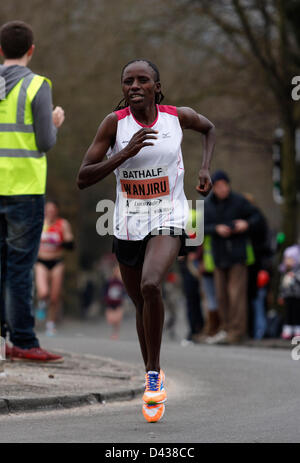 Bagno, Somerset, Regno Unito. 3 marzo, 2013. In Kenya il polline Wanjiru è fotografato prendendo parte al 2013 vasca mezza maratona, fu la prima donna a tagliare il traguardo in un tempo di 70 minuti e 28 secondi. Credito: Lynchpics / Alamy Live News Foto Stock