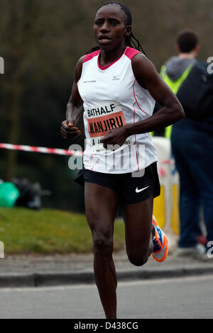 Bagno, Somerset, Regno Unito. 3 marzo, 2013. In Kenya il polline Wanjiru è fotografato prendendo parte al 2013 vasca mezza maratona, fu la prima donna a tagliare il traguardo in un tempo di 70 minuti e 28 secondi. Credito: Lynchpics / Alamy Live News Foto Stock