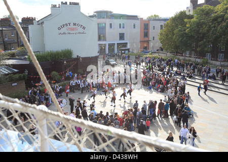 Morris ballerini, tradizionale inglese ballerini folk eseguire davanti il Cutty Sark a Greenwich, SE London, England, Regno Unito Foto Stock