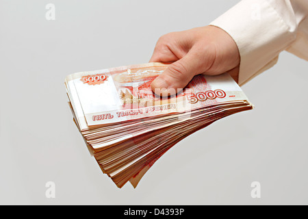 Un fascio di denaro nelle mani di un uomo Foto Stock