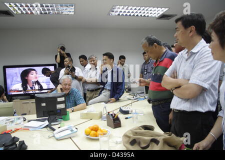 Mar 03 2013 . Bangkok , Thailandia . Sukhumbhand Paribatra ed ex Primo Ministro Abhisit Vejjajiva durante l'ascolto Yingluck Shinawatra ha parlato da Pheu Thai sede di partito . Signor Sukhumbhand Paribatra dal partito democratico ha vinto il governatore di Bangkok elezione con un record-alta 1,26 milioni di voti mentre Pol Gen Pongsapat dal Pheu Thai partito ha ottenuto 1,07 milioni. Foto Stock