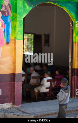 Un giovane ragazzo appare in un servizio di chiesa per celebrare il santo, San Sebastian, in highland città di Perquin in El Salvador Foto Stock