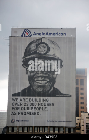 Un annuncio angloamericano sul lato di un grande grattacielo a Johannesburg centro citta'. Foto Stock