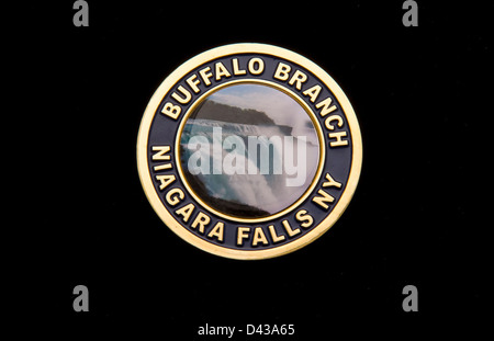 Una moneta commemorativa fu emessa dal CBP per onorare l'Office of Air & Marine Buffalo Branch situato a Niagara Falls, New York. La succursale svolge un ruolo cruciale nell'applicazione delle frontiere regionali, svolgendo operazioni aeree e marine per garantire la sicurezza nazionale e la pubblica sicurezza. Foto Stock