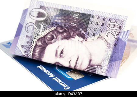 In prossimità di una ventina di Pound nota con un conto corrente carta bancaria, su uno sfondo bianco. Foto Stock
