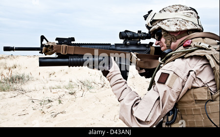 US marine nel deserto attraverso le operazioni militari Foto Stock