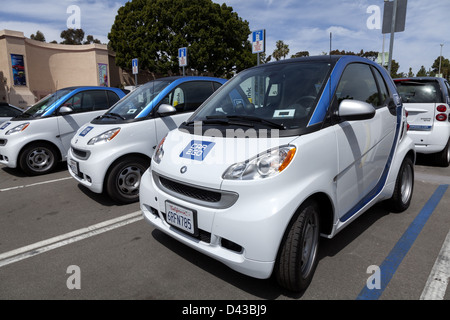 Smart Auto tutti i veicoli elettrici parcheggiato presso un punto di raccolta a San Diego in California Foto Stock