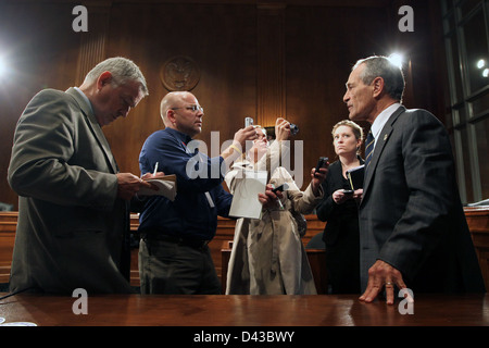 Stati Uniti Dogane e della protezione delle frontiere Commissario Alan D. Bersin intervista con la stampa dopo la testimonianza Foto Stock