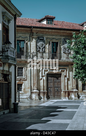 Facciata di edificio Oviedo palace de San Feliz, Asturias, Spagna, Europa Foto Stock