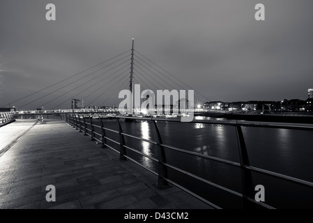 Bianco e Nero Swansea Marina Ponte di vela in serata, Galles Foto Stock