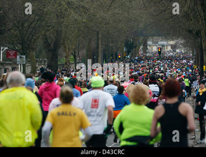 Vasca da bagno,Somerset,UK,marzo 3rd,2013. concorrenti prendendo l'arte nella vasca mezza maratona sono fotografati mentre si fanno strada verso il basso Pulteney Road presso la partenza della gara. Foto Stock