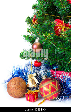 Colorate decorazioni di Natale su un albero isolato su uno sfondo bianco Foto Stock