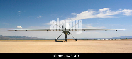 Questa immagine raffigura un sistema UAS (Unmanned Aircraft System) per la protezione delle dogane e delle frontiere degli Stati Uniti pronto per la pattuglia lungo il confine meridionale degli Stati Uniti. Il CBP UAS è parte integrante delle operazioni federali di applicazione della legge, migliorando la sicurezza delle frontiere attraverso la sorveglianza aerea. Foto Stock